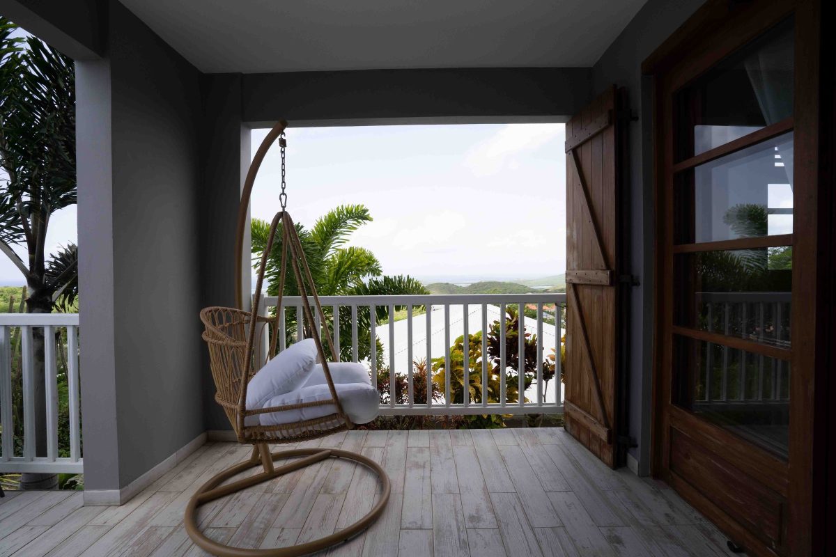 Terrasse d'une villa avant retouche, ciel gris