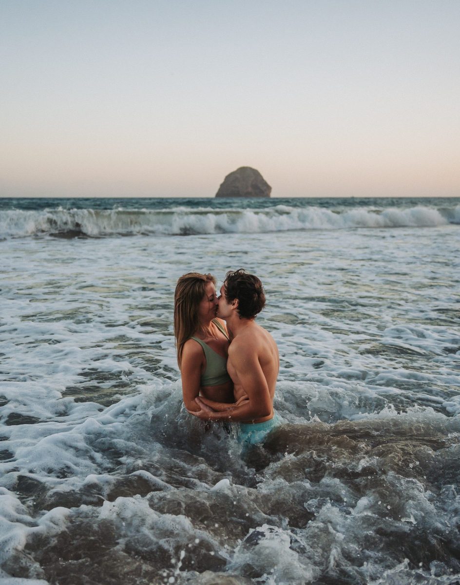 Couple enlacé dans les vagues en Martinique