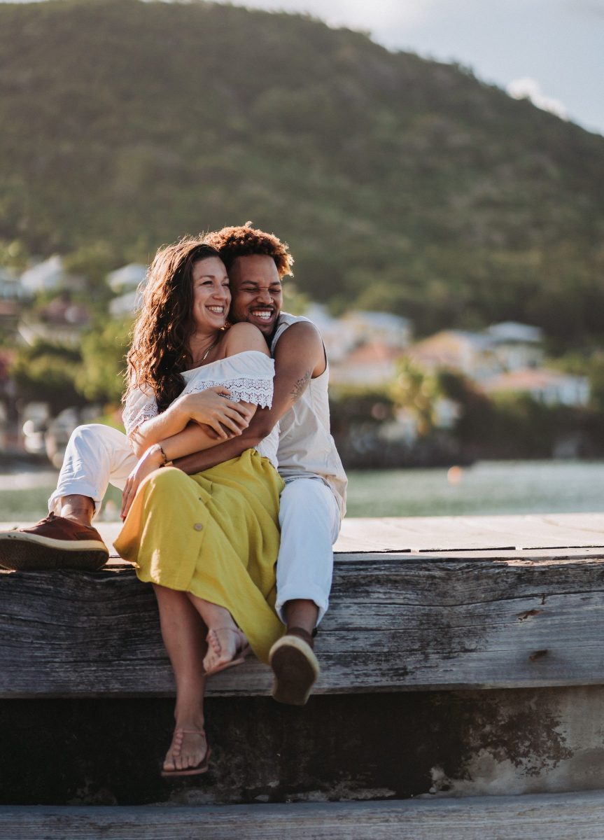Couple assis sur un ponton en Martinique