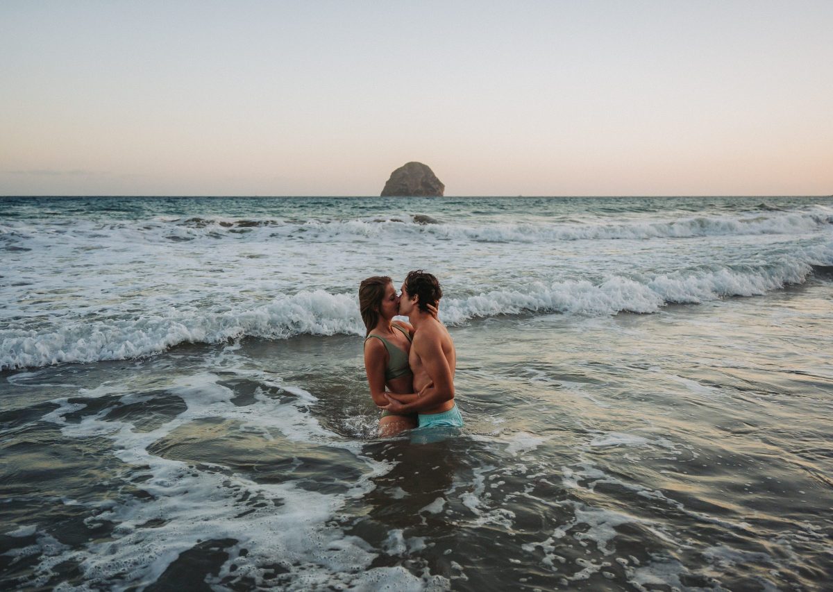 Couple dans la mer face au rocher du Diamant
