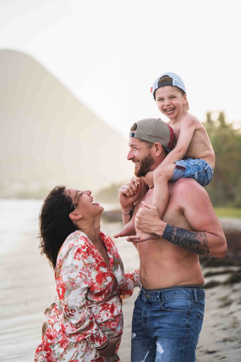 Famille complice sur une plage de Martinique