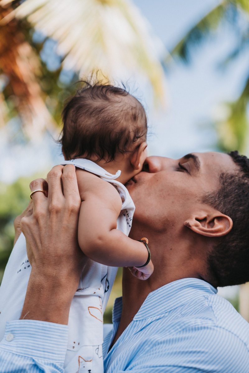 Un père et son bébé sur la plage