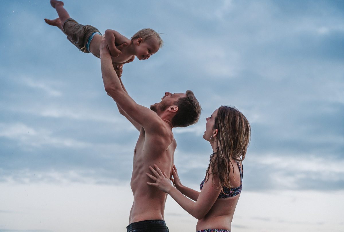 Enfant soulevé dans les airs par son père