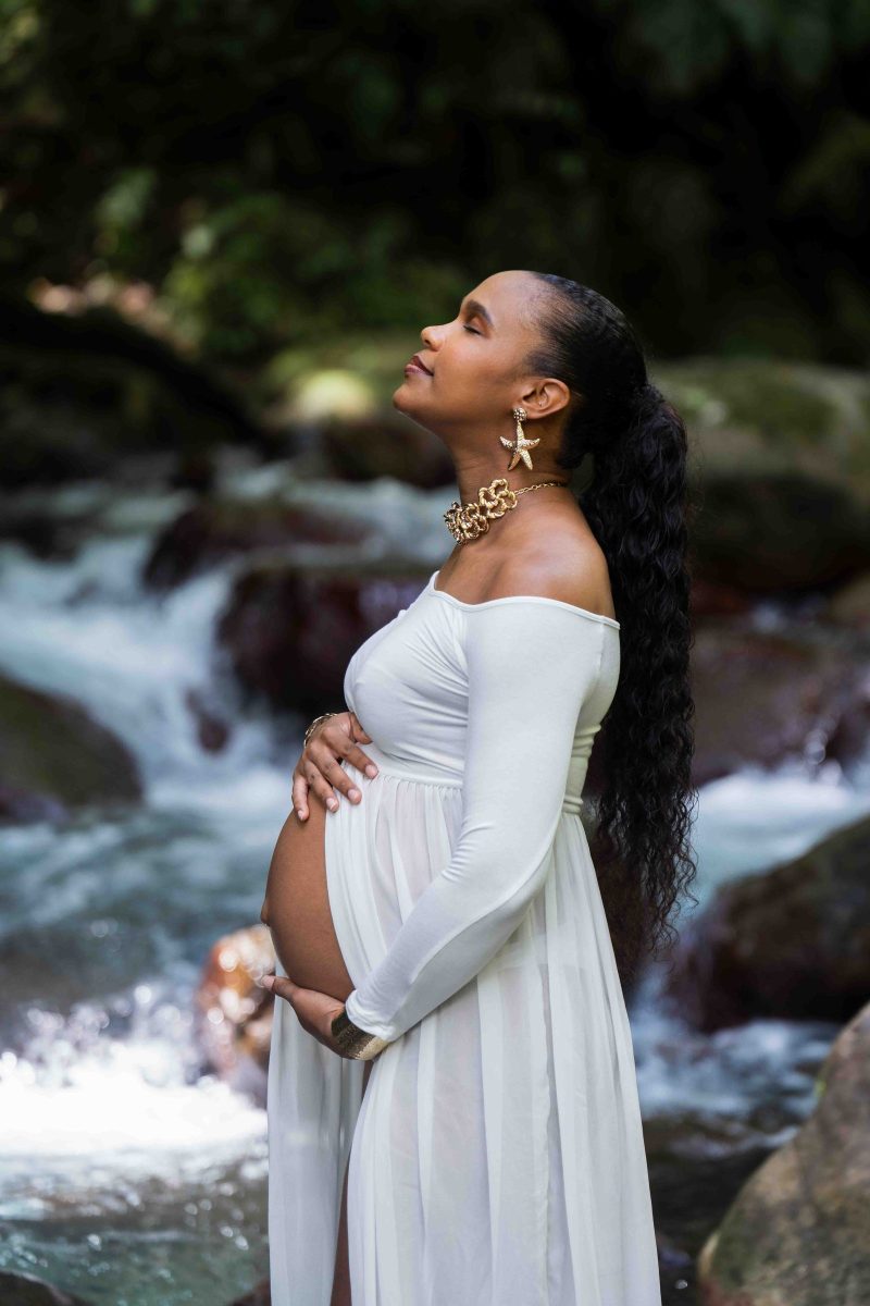 Femme enceinte photographiée au bord d'une rivière