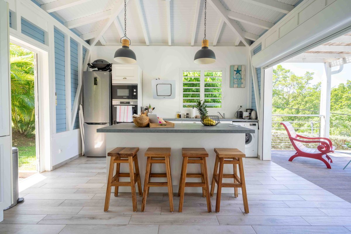 Cuisine ouverte d'une villa en Martinique
