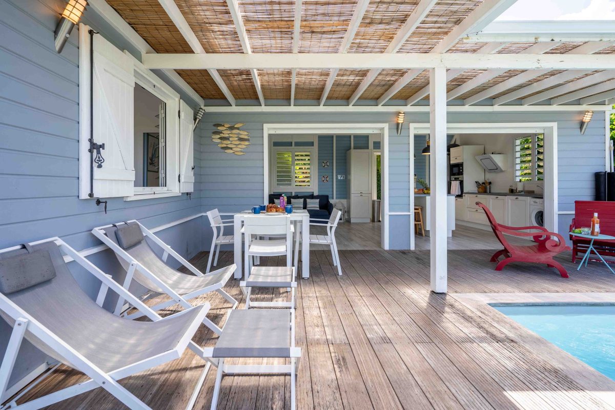 Terrasse et piscine d'une villa en location