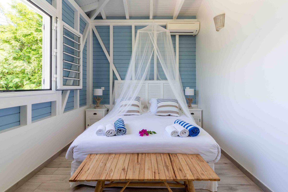 Chambre avec moustiquaire dans une villa créole