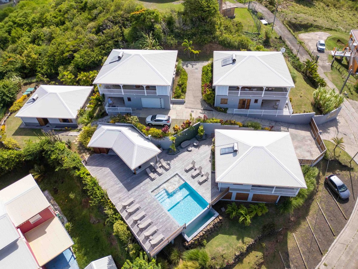 Vue aérienne de villas avec piscine en Martinique
