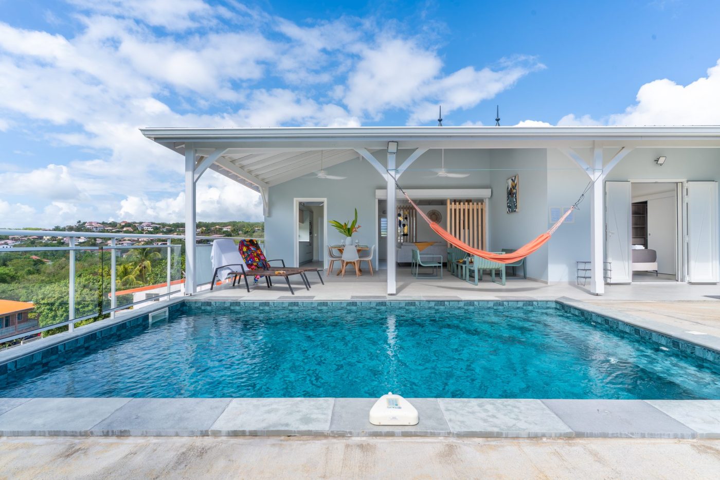Villa avec piscine photographiée en Martinique