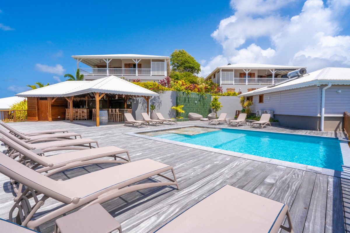 Villa avec piscine et transats en Martinique