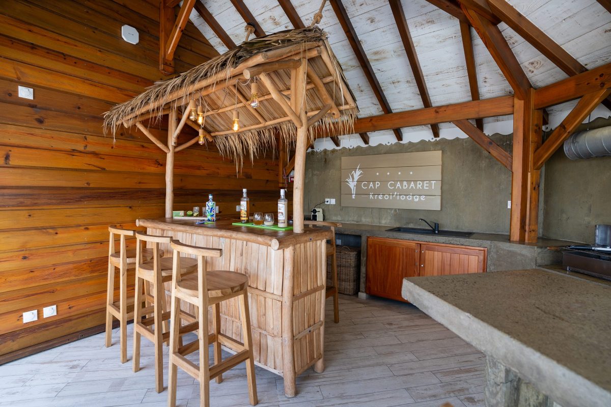 Bar en bois sous un carbet, en extérieur