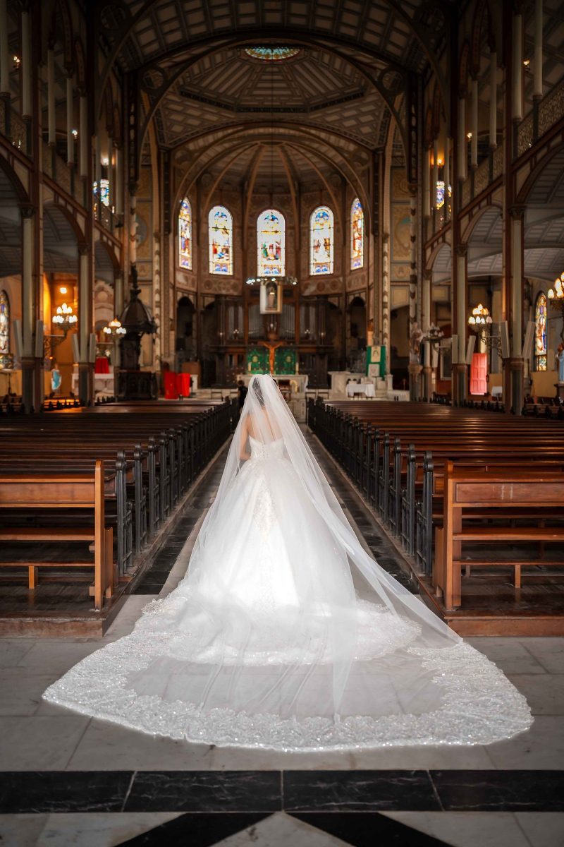 Traîne de la mariée déployée dans une église en Martinique