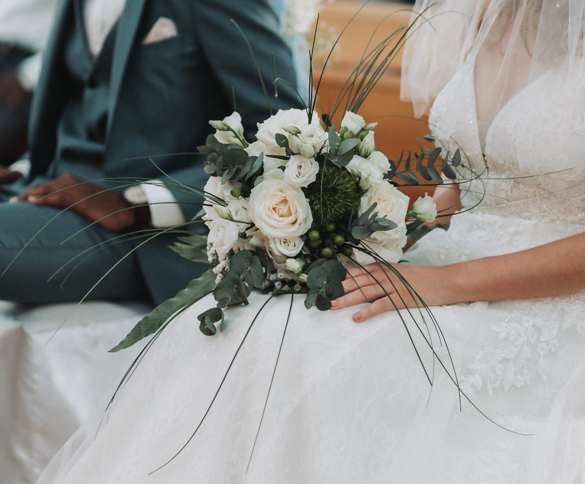 Bouquet de la mariée et détail de la robe
