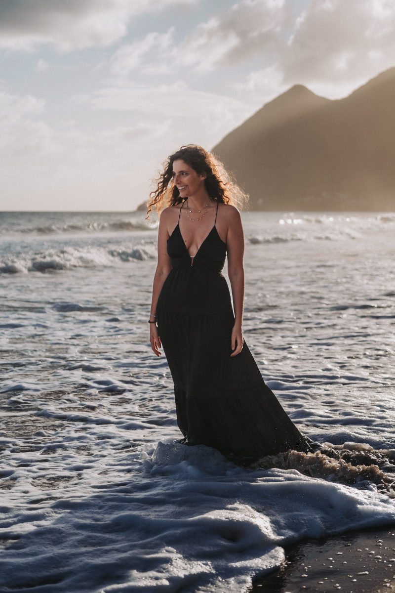 Portrait en robe longue au bord de la mer