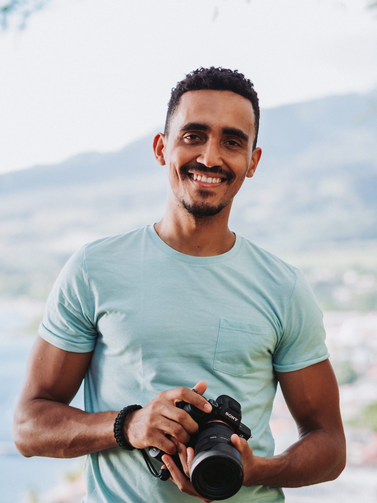 Guillaume, photographe en Martinique, avec son appareil photo