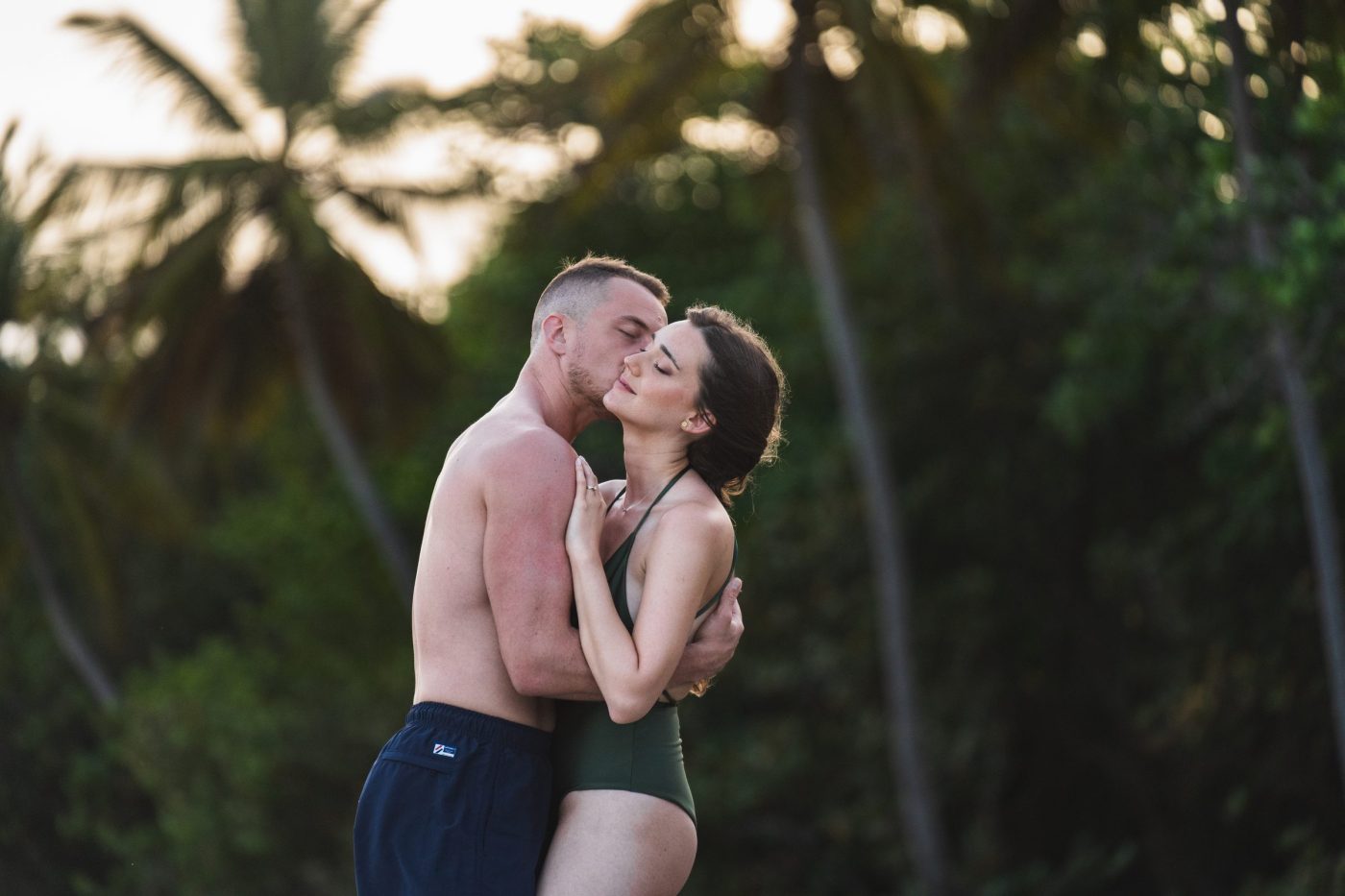 Séance photo de couple au coucher du soleil en Martinique