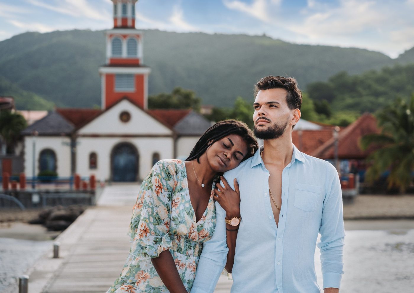 Couple photographié devant une église au bord de la mer