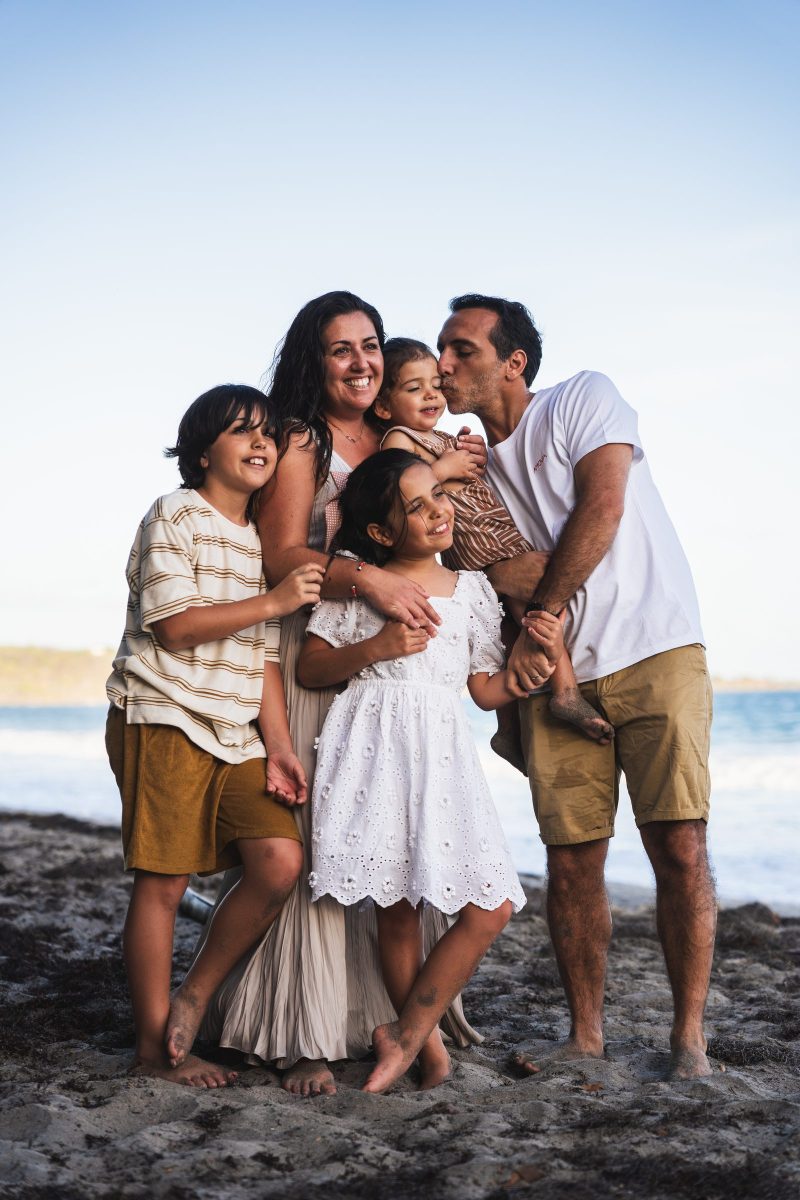 Famille photographiée sur une plage de Martinique