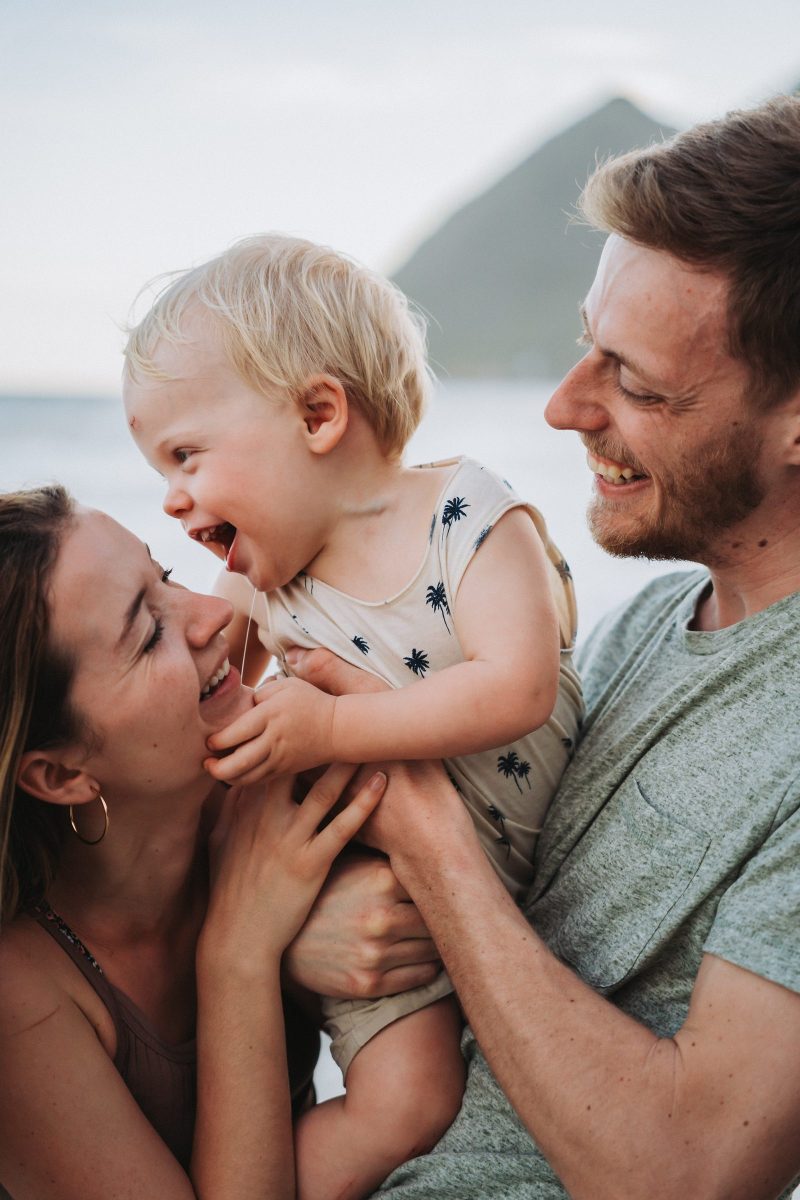 Des parents et leur bébé pendant une séance photo en famille